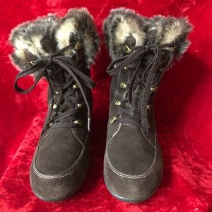COUGAR Fur Lined Lace Up Boots Sz 7
